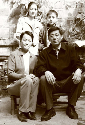 王丽坤一家四口的照片
